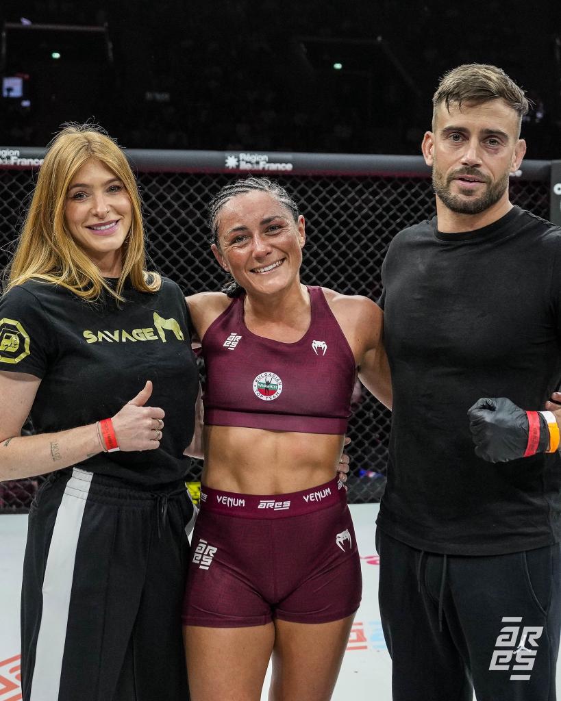 Delphine Benouaich réussit ses débuts à l’ARES en s’imposant par TKO contre Mileide Simplicio Delphine Benouaich réussit ses débuts à l’ARES en s’imposant par TKO contre Mileide Simplicio