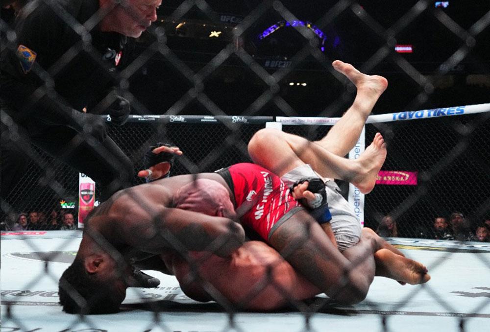 Terrance McKinney finalise Viacheslav Borshchev en 55 secondes par guillotine à l’UFC 317 | Las Vegas Terrance McKinney finalise Viacheslav Borshchev en 55 secondes par guillotine à l’UFC 317 | Las Vegas
