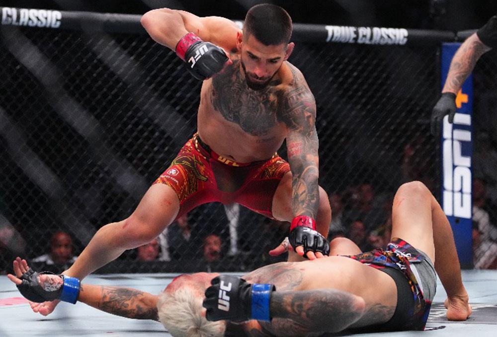 UFC 317 - Ilia Topuria terrasse Charles Oliveira par KO au 1er round et devient champion UFC dans une deuxième catégorie | Las Vegas UFC 317 - Ilia Topuria terrasse Charles Oliveira par KO au 1er round et devient champion UFC dans une deuxième catégorie | Las Vegas
