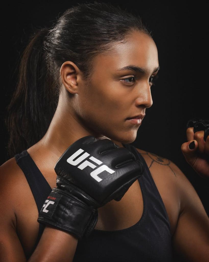 Alice Pereira, surnommée 'Golden Girl', s'apprête à marquer l'histoire en devenant la plus jeune combattante de l'UFC Alice Pereira, surnommée 'Golden Girl', s'apprête à marquer l'histoire en devenant la plus jeune combattante de l'UFC