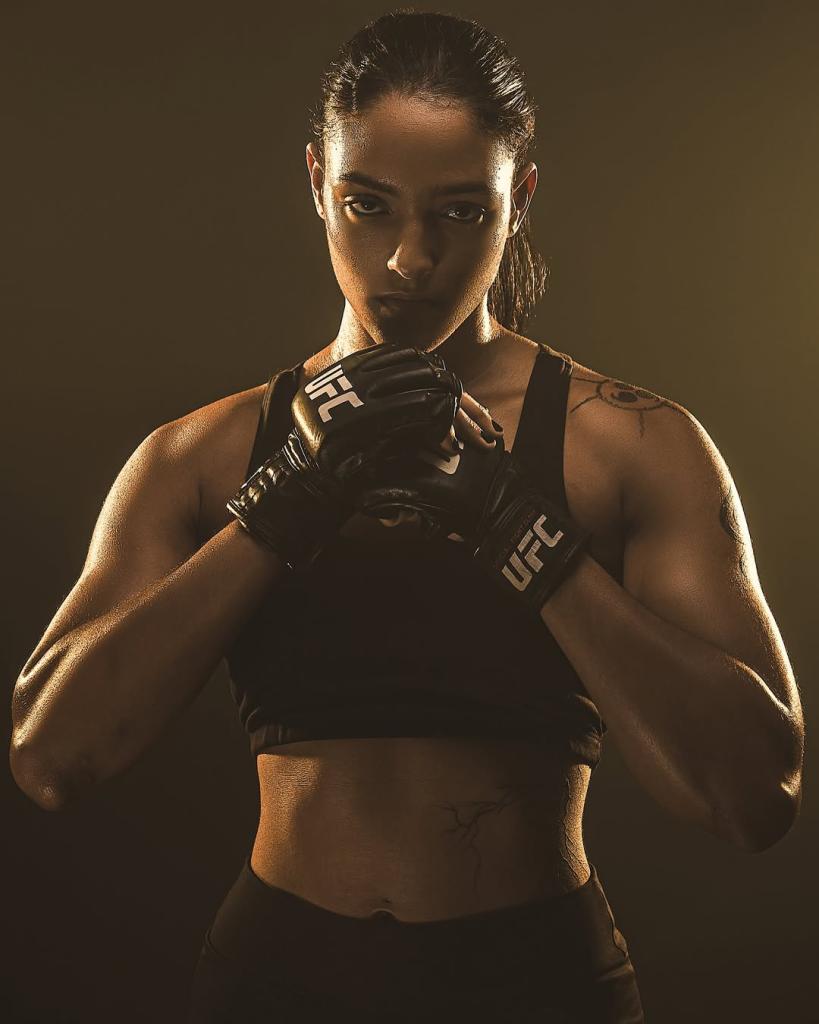 Alice Pereira, surnommée 'Golden Girl', s'apprête à marquer l'histoire en devenant la plus jeune combattante de l'UFC Alice Pereira, surnommée 'Golden Girl', s'apprête à marquer l'histoire en devenant la plus jeune combattante de l'UFC