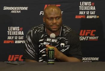 Derrick Lewis explique sa célébration où il a mimé d'uriner dans le coin de son adversaire : « Je les emmerde » | UFC on ESPN 70