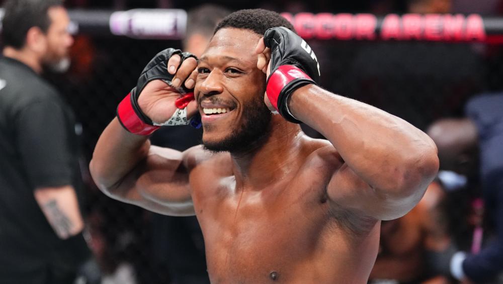 Oumar Sy renoue avec la victoire et enflamme l'arène parisienne en clôture de la carte préliminaire de l'UFC Paris Oumar Sy renoue avec la victoire et enflamme l'arène parisienne en clôture de la carte préliminaire de l'UFC Paris