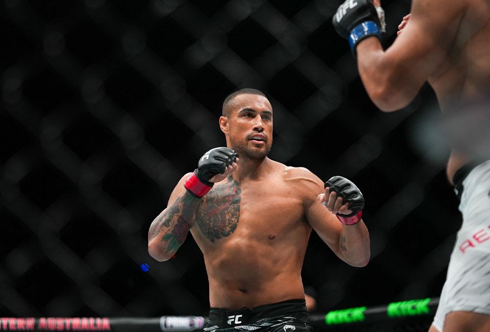 Carlos Ulberg foudroie Dominick Reyes d'une droite surpuissante et décroche la victoire lors du main event de l'UFC Perth Carlos Ulberg foudroie Dominick Reyes d'une droite surpuissante et décroche la victoire lors du main event de l'UFC Perth