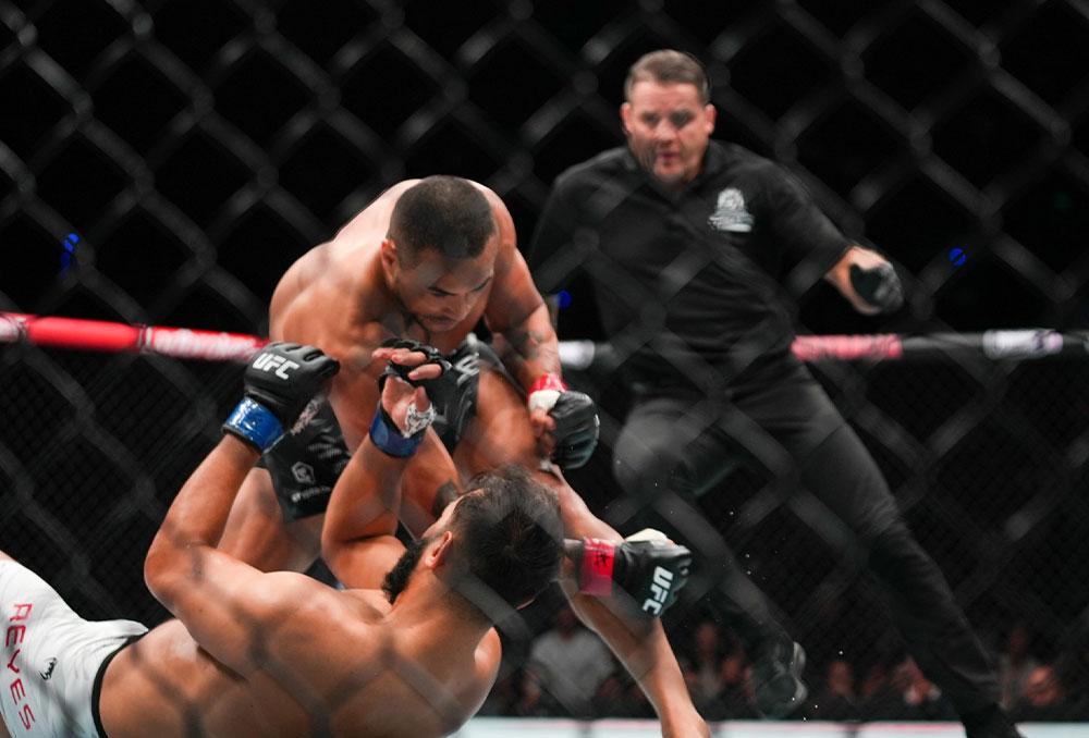 Carlos Ulberg foudroie Dominick Reyes d'une droite surpuissante et décroche la victoire lors du main event de l'UFC Perth Carlos Ulberg foudroie Dominick Reyes d'une droite surpuissante et décroche la victoire lors du main event de l'UFC Perth