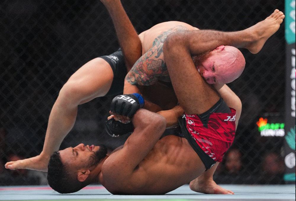 Youssef Zalal surclasse et soumet Josh Emmett dès le premier round | UFC 320