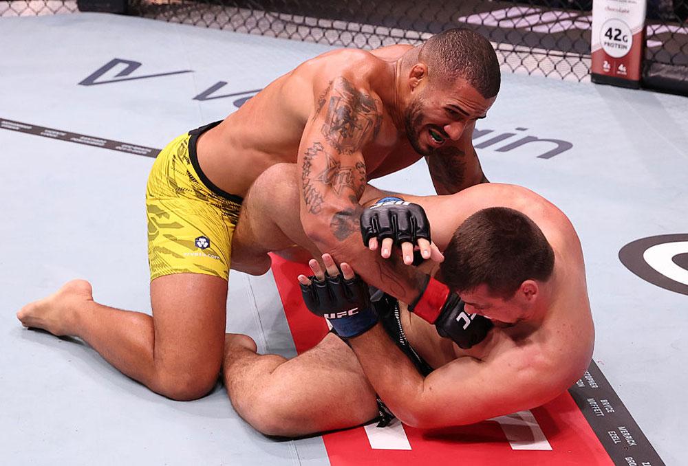 Vitor Petrino foudroie Thomas Petersen avec un uppercut dévastateur | UFC Rio de Janeiro