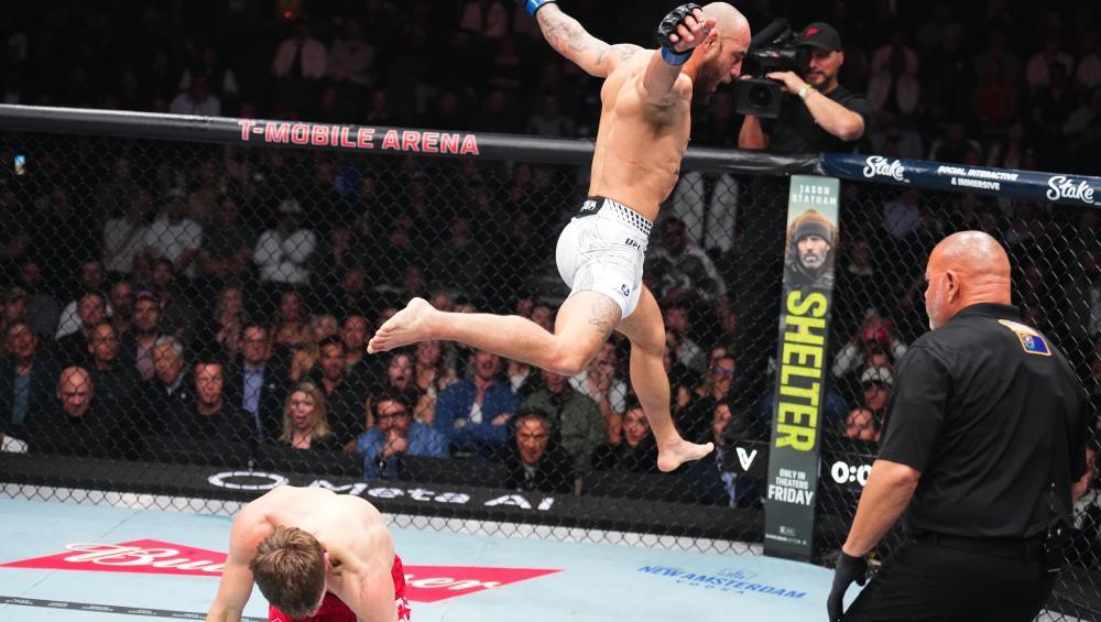 Jean Silva débarque en interview avec un bout de bois et un humour décalé | UFC 324 Jean Silva débarque en interview avec un bout de bois et un humour décalé | UFC 324