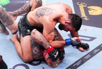 Benoît Saint Denis détruit Dan Hooker sous une pluie de coups de coude | UFC 325