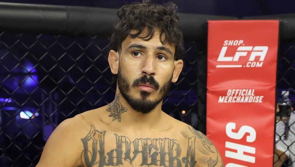 Julian Erosa accueille le nouveau venu Lerryan Douglas pour un choc explosif chez les poids plumes | UFC Fight Night 271 Julian Erosa accueille le nouveau venu Lerryan Douglas pour un choc explosif chez les poids plumes | UFC Fight Night 271