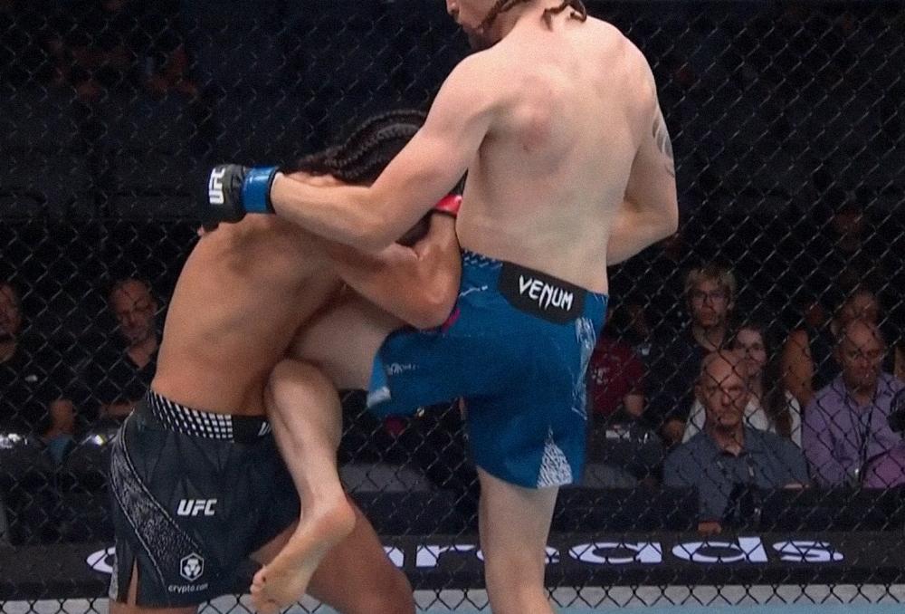 UFC Sacramento : Jackson McVey détruit Wes Schultz d'un coup de genou au corps au premier round