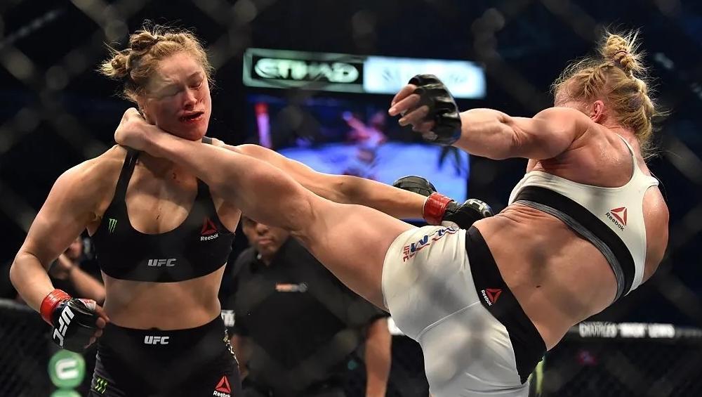 Holly Holm choque le monde en mettant KO Ronda Rousey à l'UFC 193