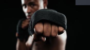 Les règles du MMA : Techniques, catégories de poids et équipements pour un combat équitable