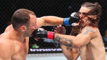 Uros Medic électrocute Matthew Semelsberger avec un coup de coude retourné | UFC 291