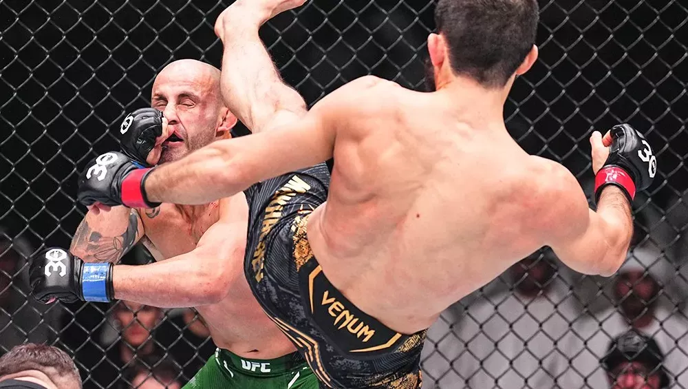 Islam Makhachev met Alexander Volkanovski KO avec un high kick  | UFC 294