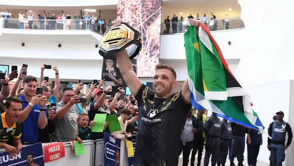 Dricus Du Plessis reçoit un accueil de héros en tant que champion des poids moyens de l'UFC de retour en Afrique du Sud | UFC 297
