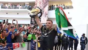 Dricus Du Plessis reçoit un accueil de héros en tant que champion des poids moyens de l'UFC de retour en Afrique du Sud | UFC 297