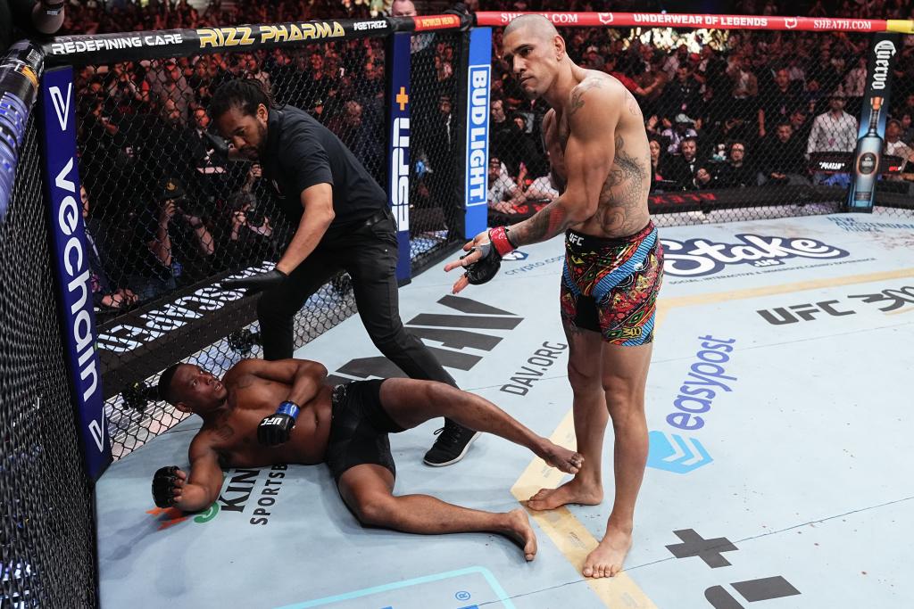 Alex Pereira électrocute Jamahal Hill avec un crochet gauche monstrueux | UFC 300