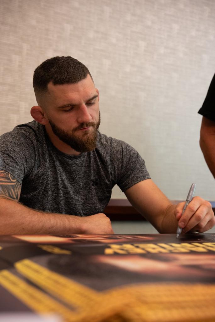 Signature des posters de l’UFC 302 | Newark