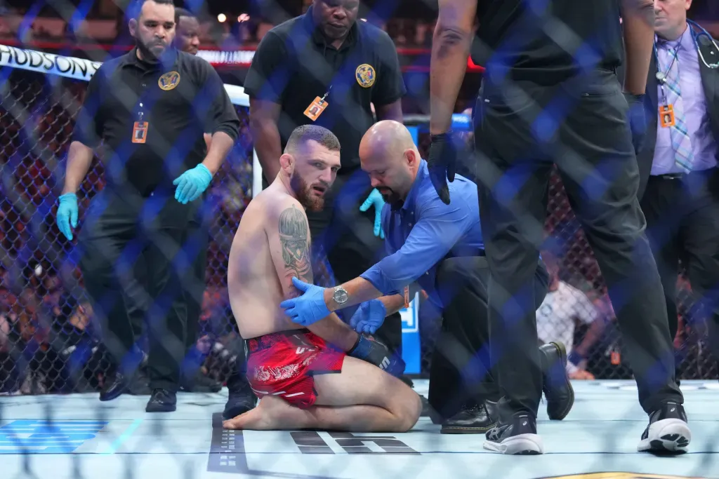 Michal Oleksiejczuk affirme que son bras n’est pas cassé et critique l’arrêt du combat | UFC 302