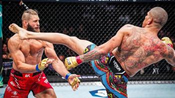 Alex Pereira électrocute Jiri Prochazka avec un high kick dès le début du second round | UFC 303