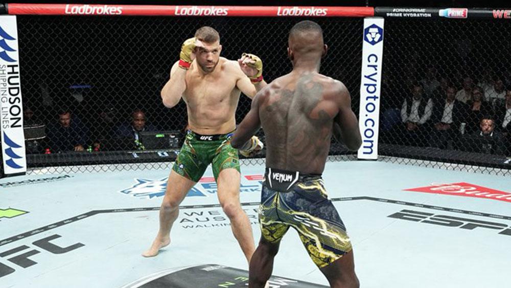 Dricus Du Plessis conserve son titre de champion des poids moyens en battant Israel Adesanya par soumission | UFC 305