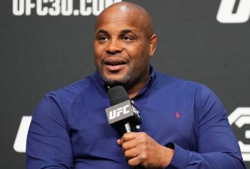 Daniel Cormier doute que Jon Jones ou Stipe Miocic accepte un combat de dernière minute contre Tom Aspinall