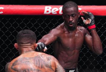 William Gomis bat Joanderson Brito par décision partagée (28-29, 29-28, 29-28) | UFC Paris 3