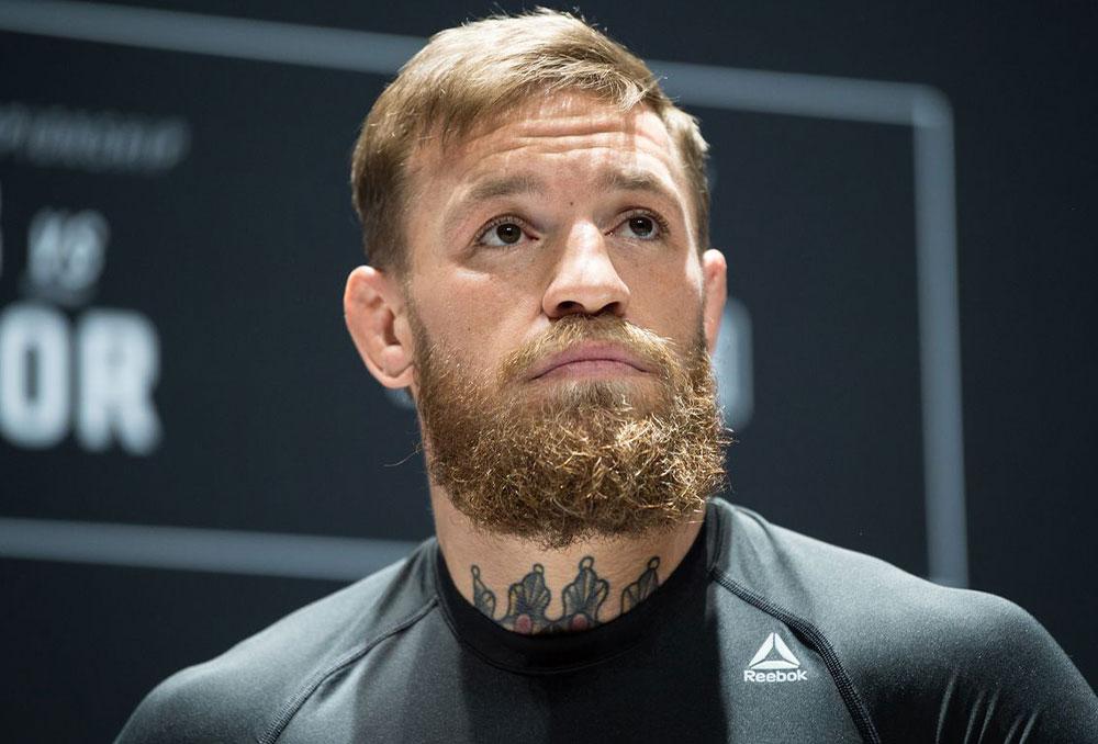 Conor McGregor crache au visage d'un fan après une provocation verbale