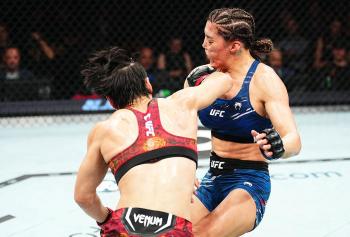 UFC 312 - Weili Zhang inflige à Tatiana Suarez sa première défaite et reste championne des poids pailles | Sydney